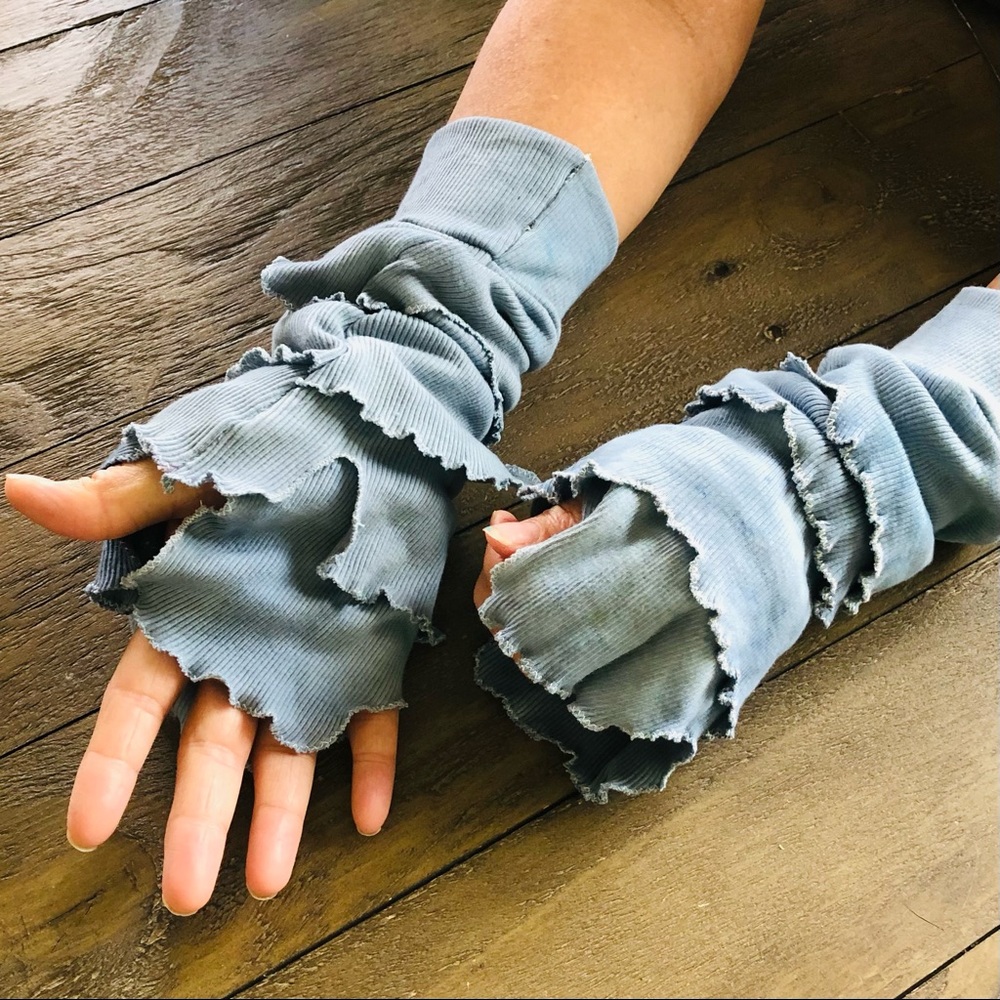 Handmade glovelets arm warmers with ruffles - Picture 9 of 16
